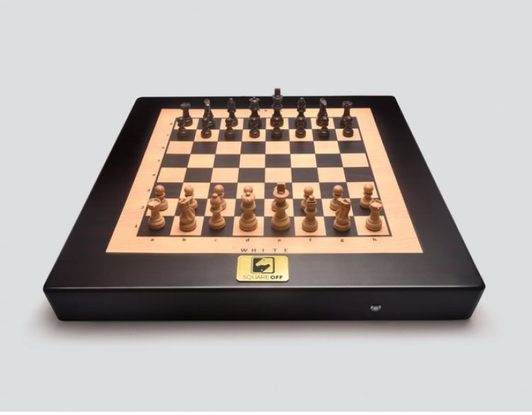 Square off — «умная» шахматная доска с поддержкой игры онлайн