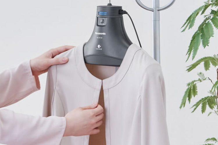 Umerașul electronic Panasonic Nanoe X elimină mirosul hainelor de transpirație și țigări