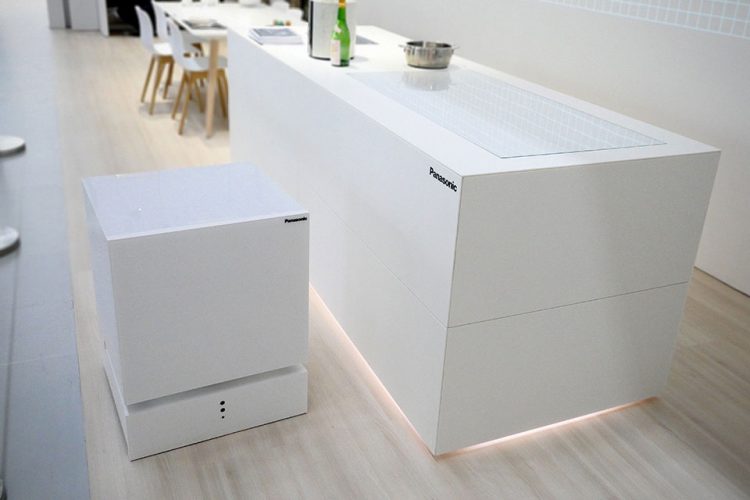 Холодильники Panasonic сами угощают хозяев