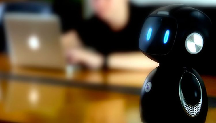 Робот Yumi разговаривает с помощью Amazon Alexa